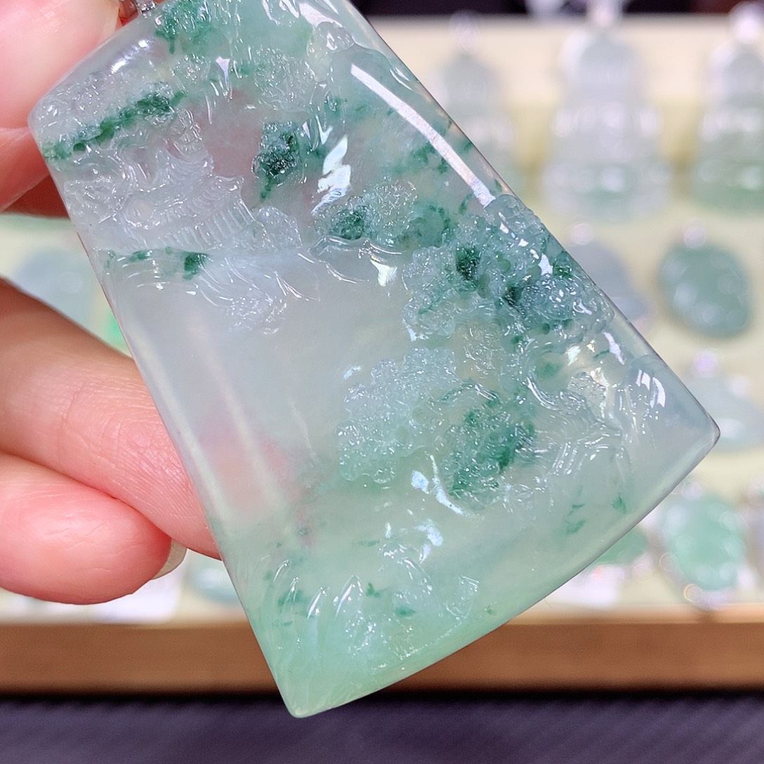 翡翠18K金镶嵌颈饰山水牌