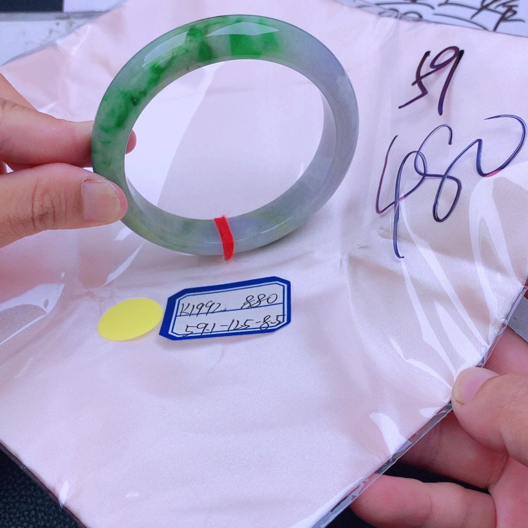 翡翠手镯未镶嵌翡翠