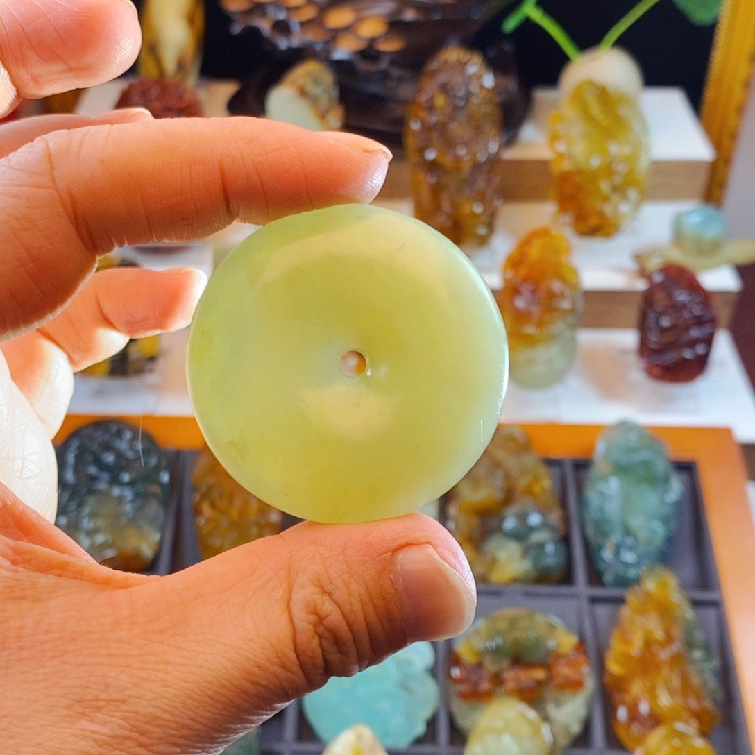 蛇纹石玉颈饰未镶嵌