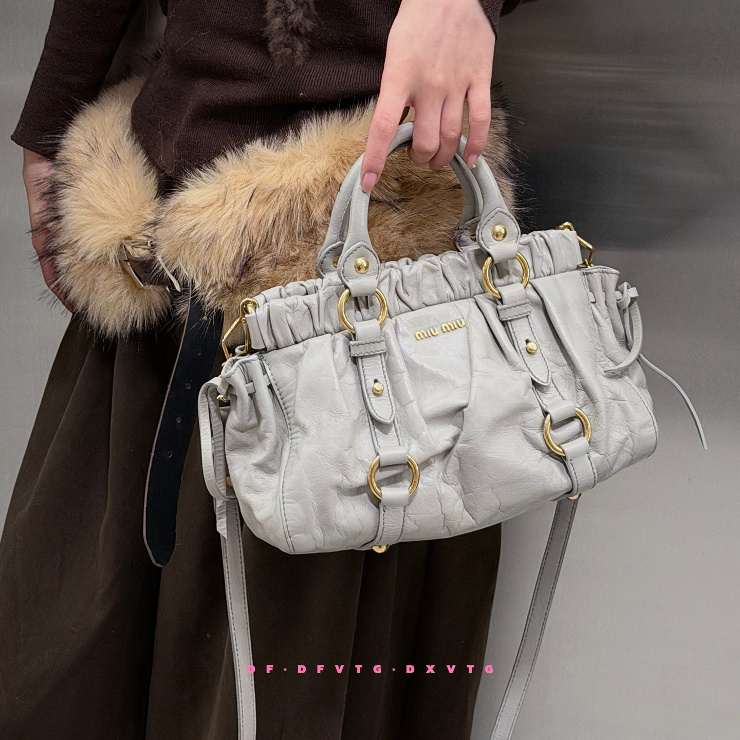 95新 MIU MIU/缪缪 miumiu灰色油蜡皮小号机车斜挎包