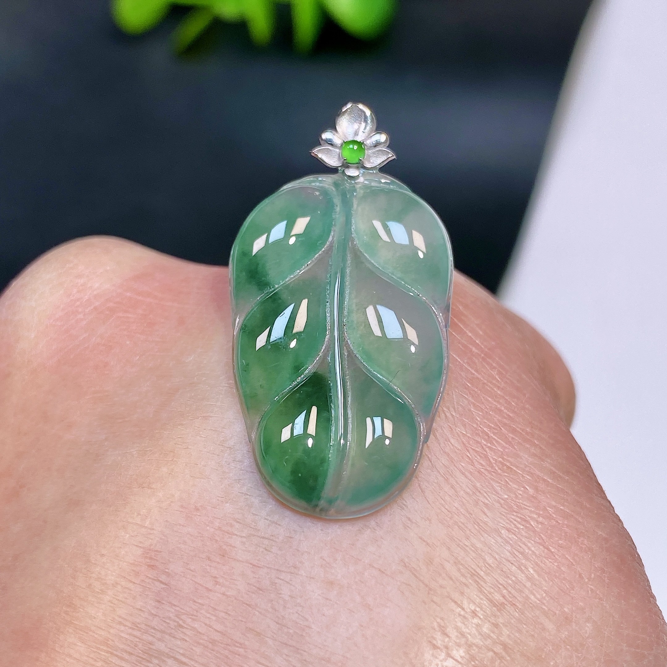 高冰种起光感翡翠满绿叶子吊坠 缅甸天然翡翠A货 27-17-3.7mm