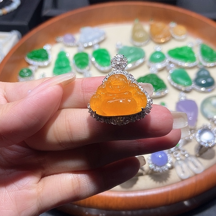 颈饰18K金镶嵌翡翠