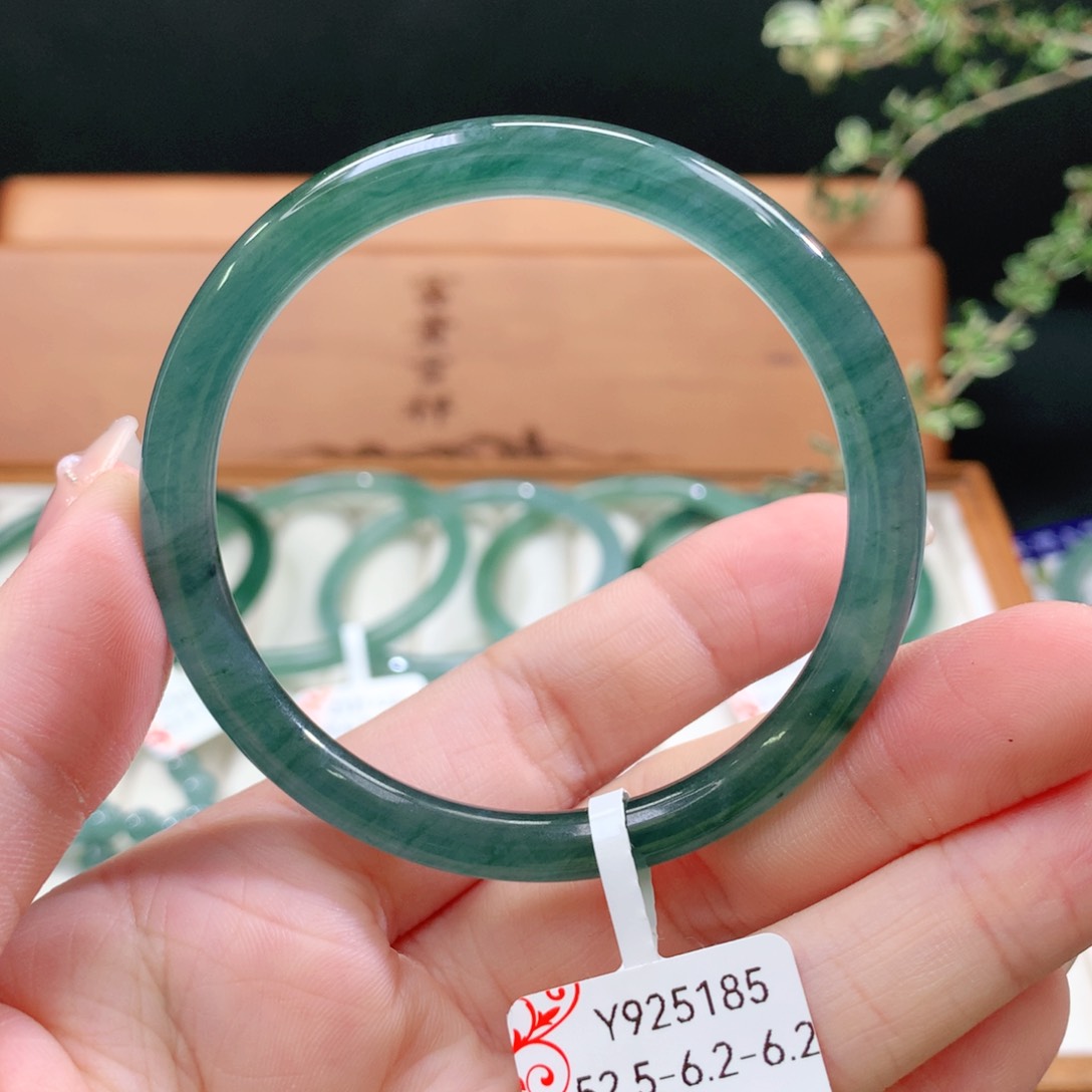 翡翠手镯未镶嵌天然