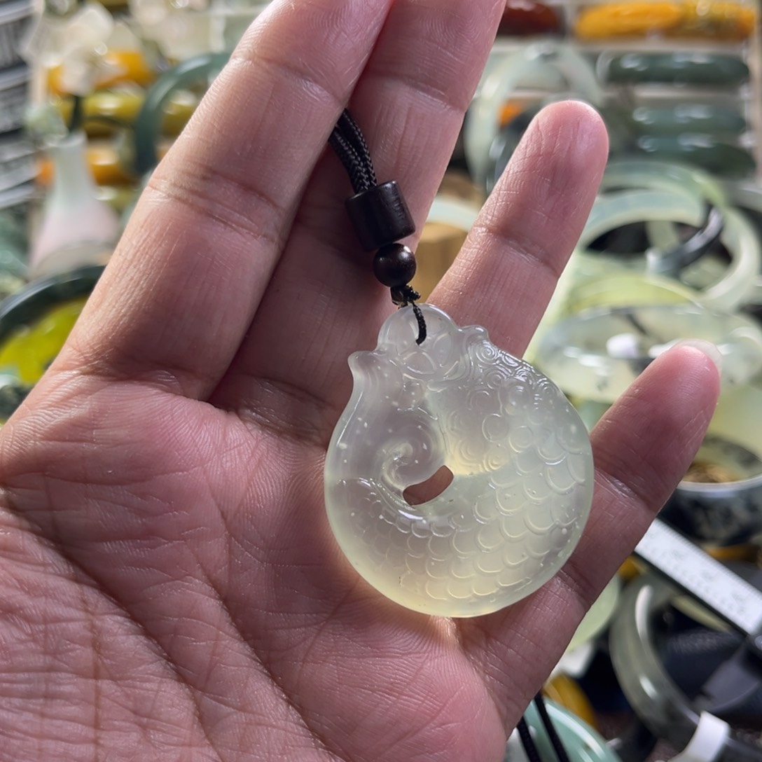 蛇纹石玉颈饰未镶嵌