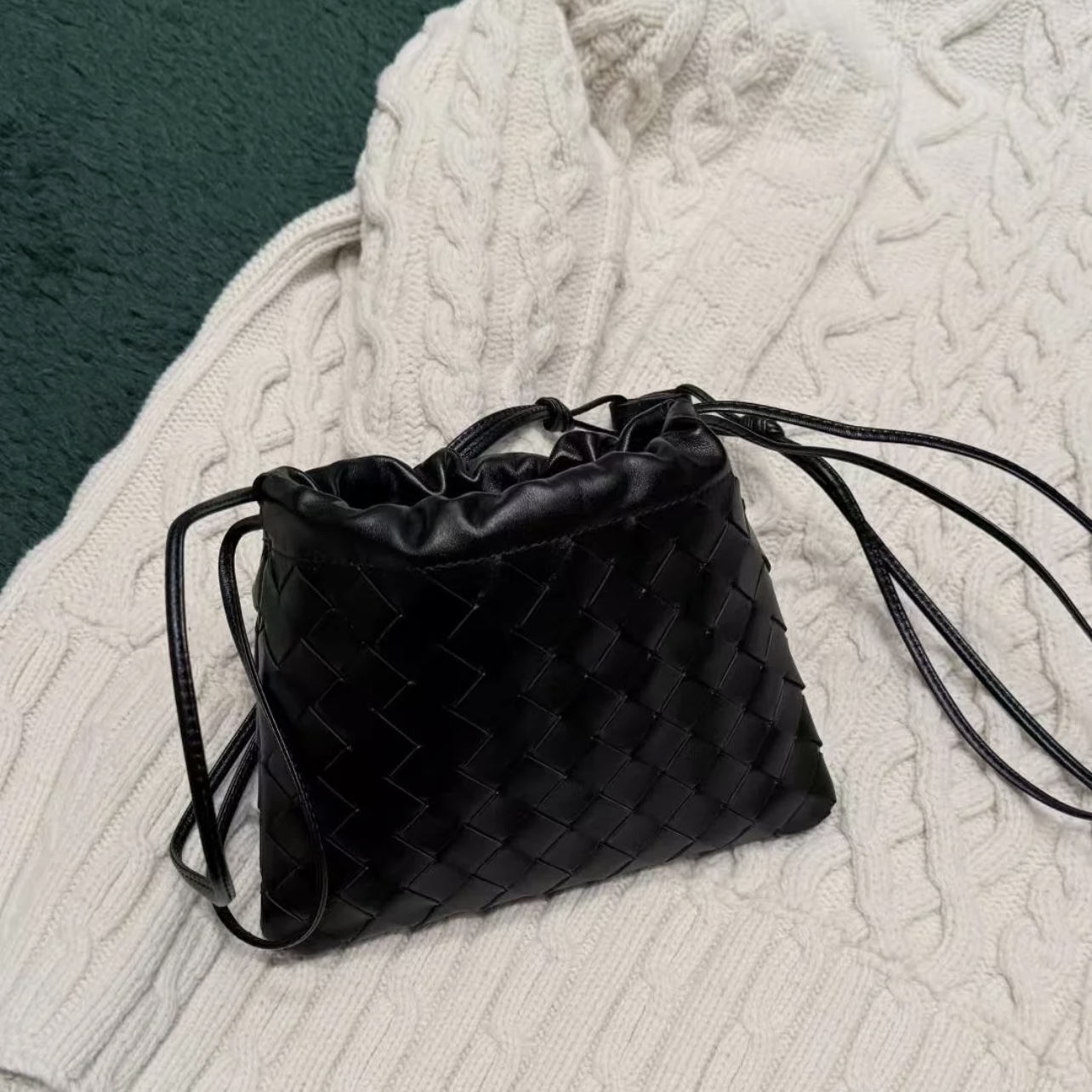 【MIA】头层羊皮手工编织迷你垃圾袋斜挎福袋包腋下包手机包女包