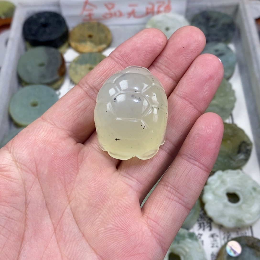 玉***麟岫玉未镶嵌颈饰岫玉富甲手把吊坠