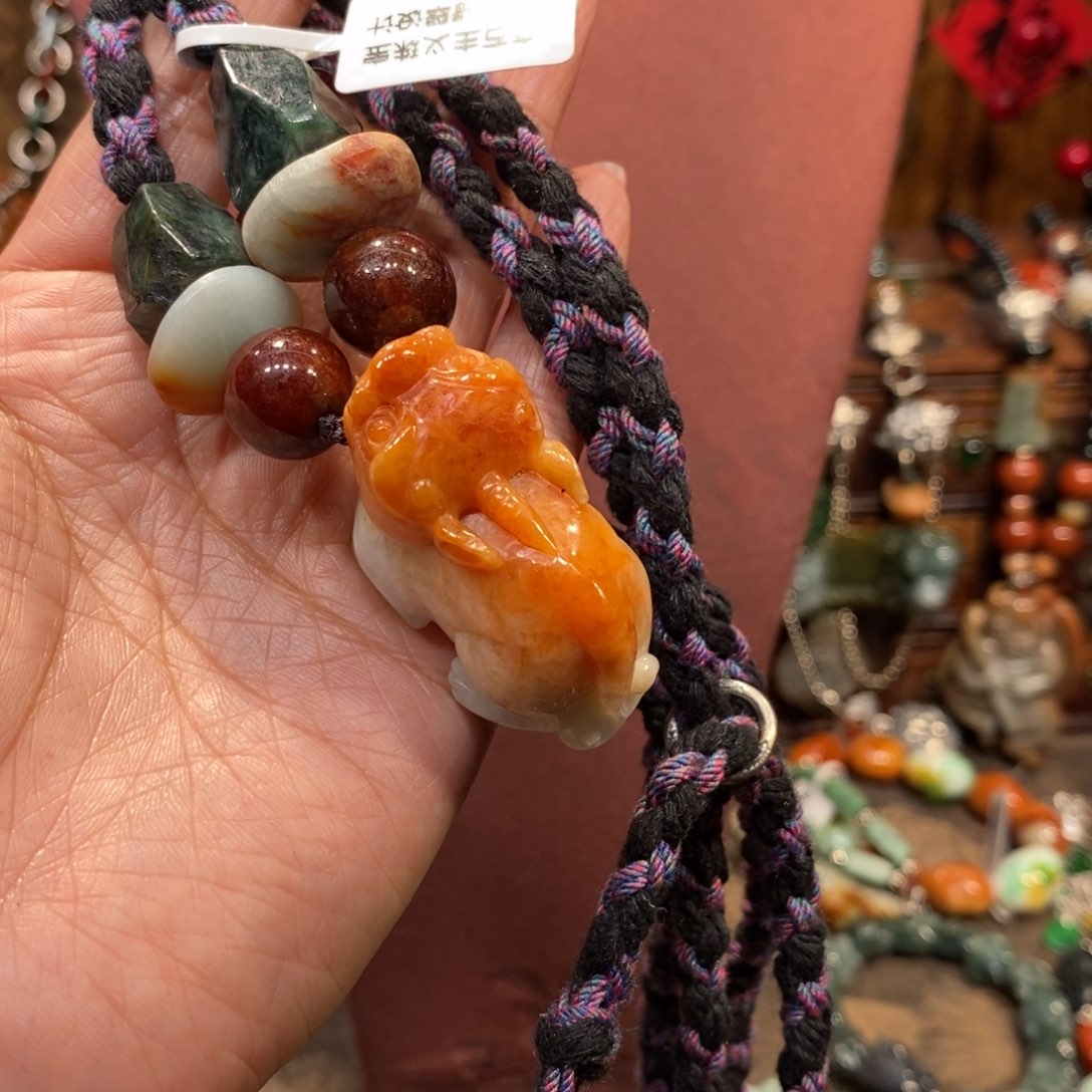 翡翠吊坠(赠链)未镶嵌