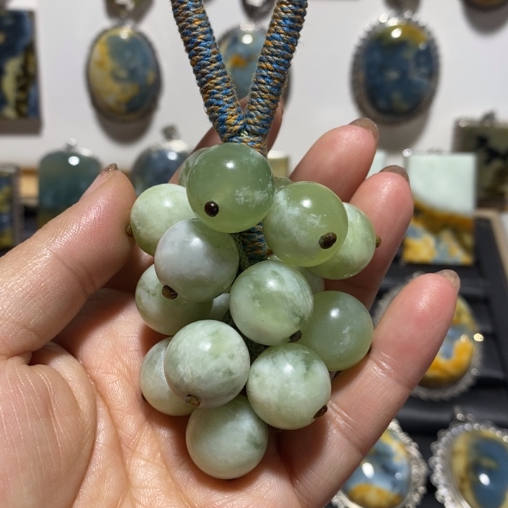 蛇纹石玉未镶嵌颈饰