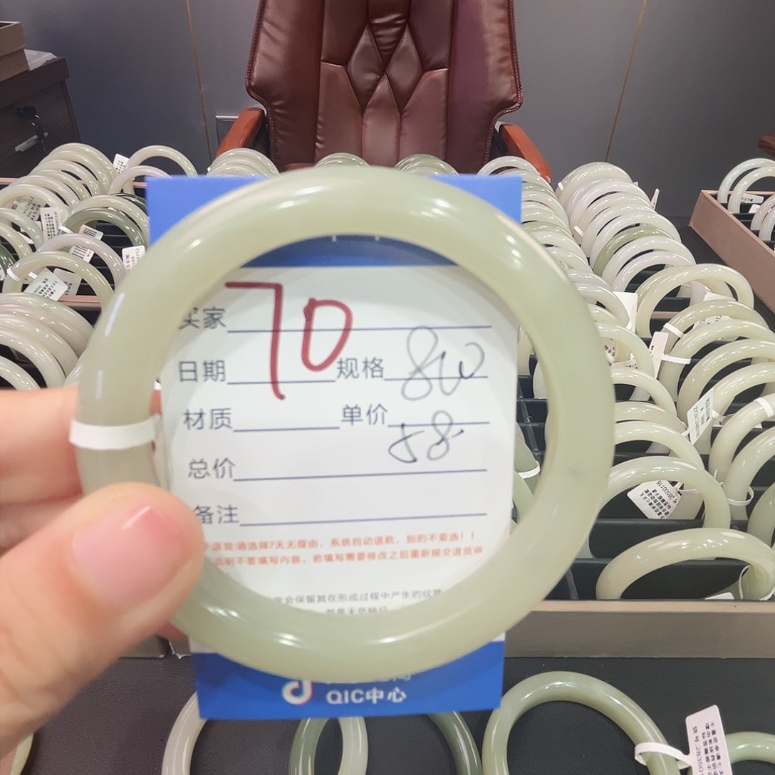 和田玉手镯未镶嵌