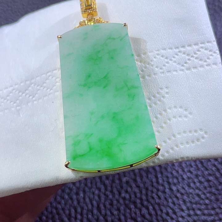 翡翠颈饰18K金镶嵌翡翠