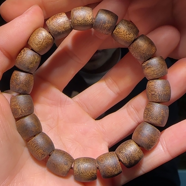 沉香手串乌身圆叶鼓珠1.1手串11克+