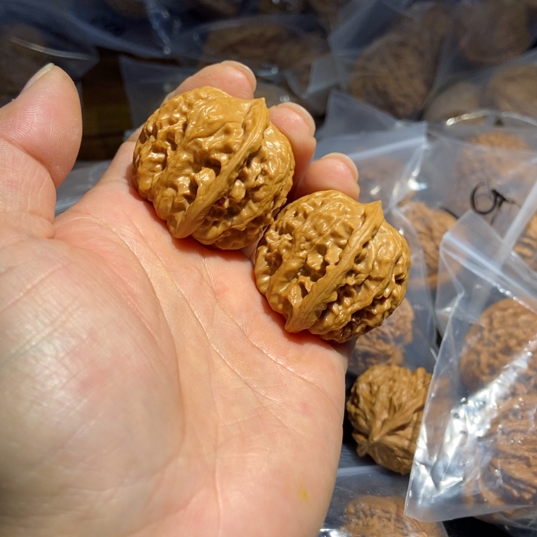 文玩核桃吊坠野狼核桃68