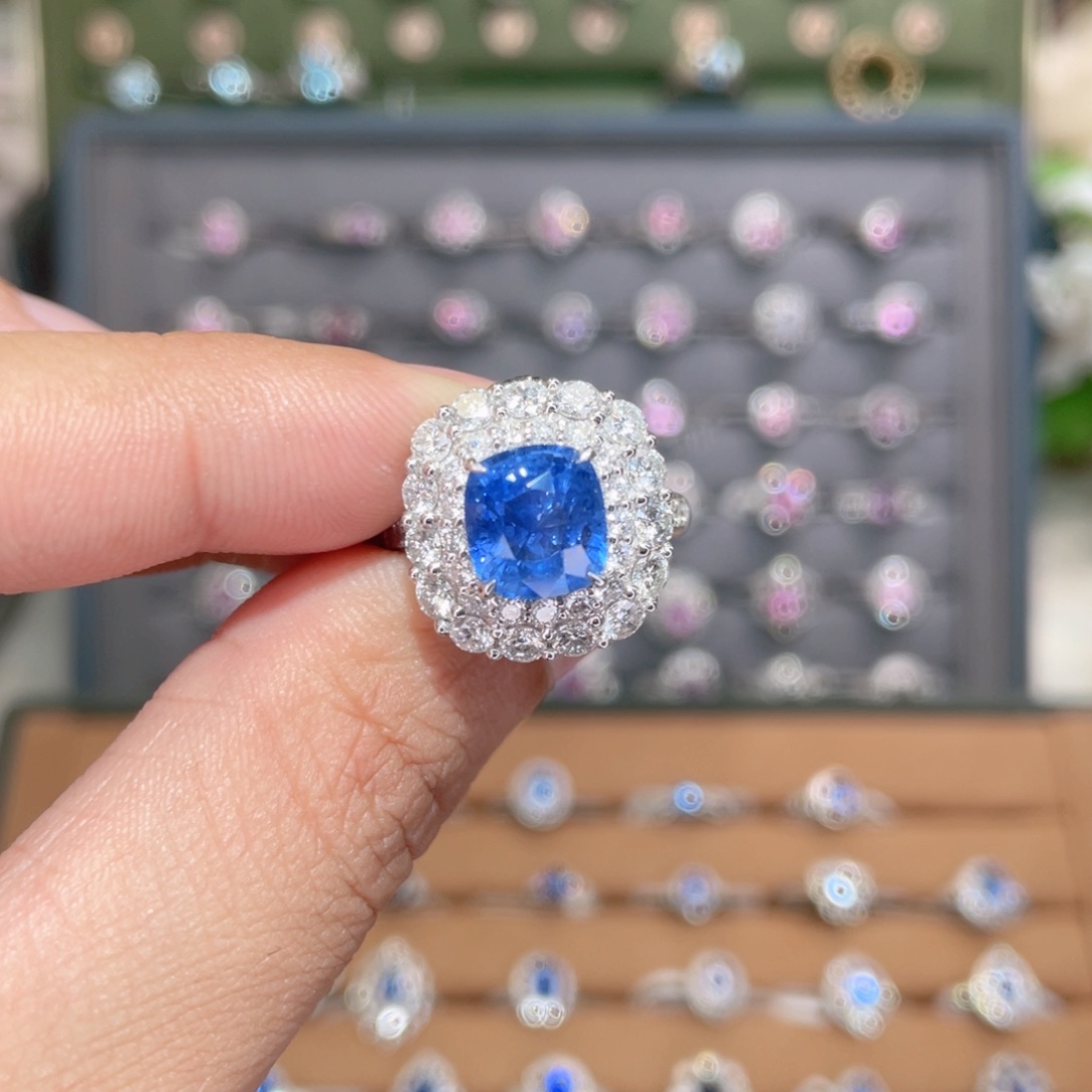 彩色蓝宝石戒指18K金镶嵌小*女4.67ct 