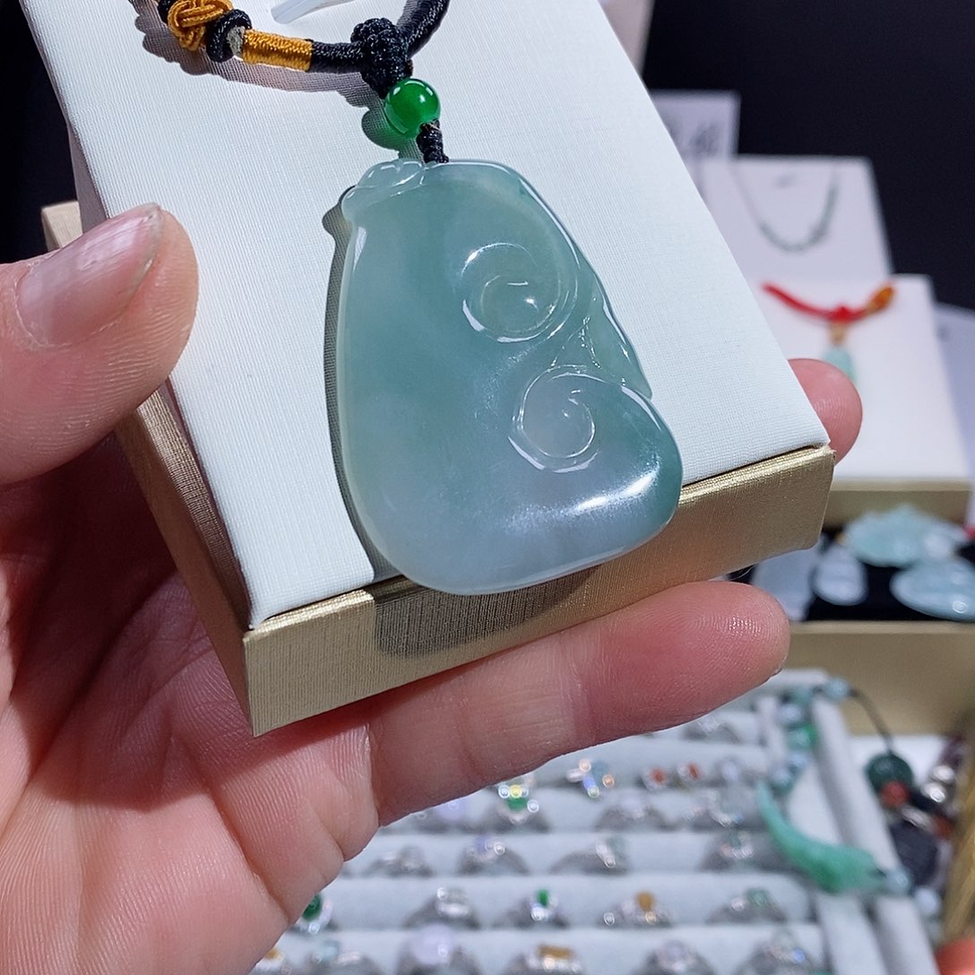 翡翠颈饰未镶嵌如意