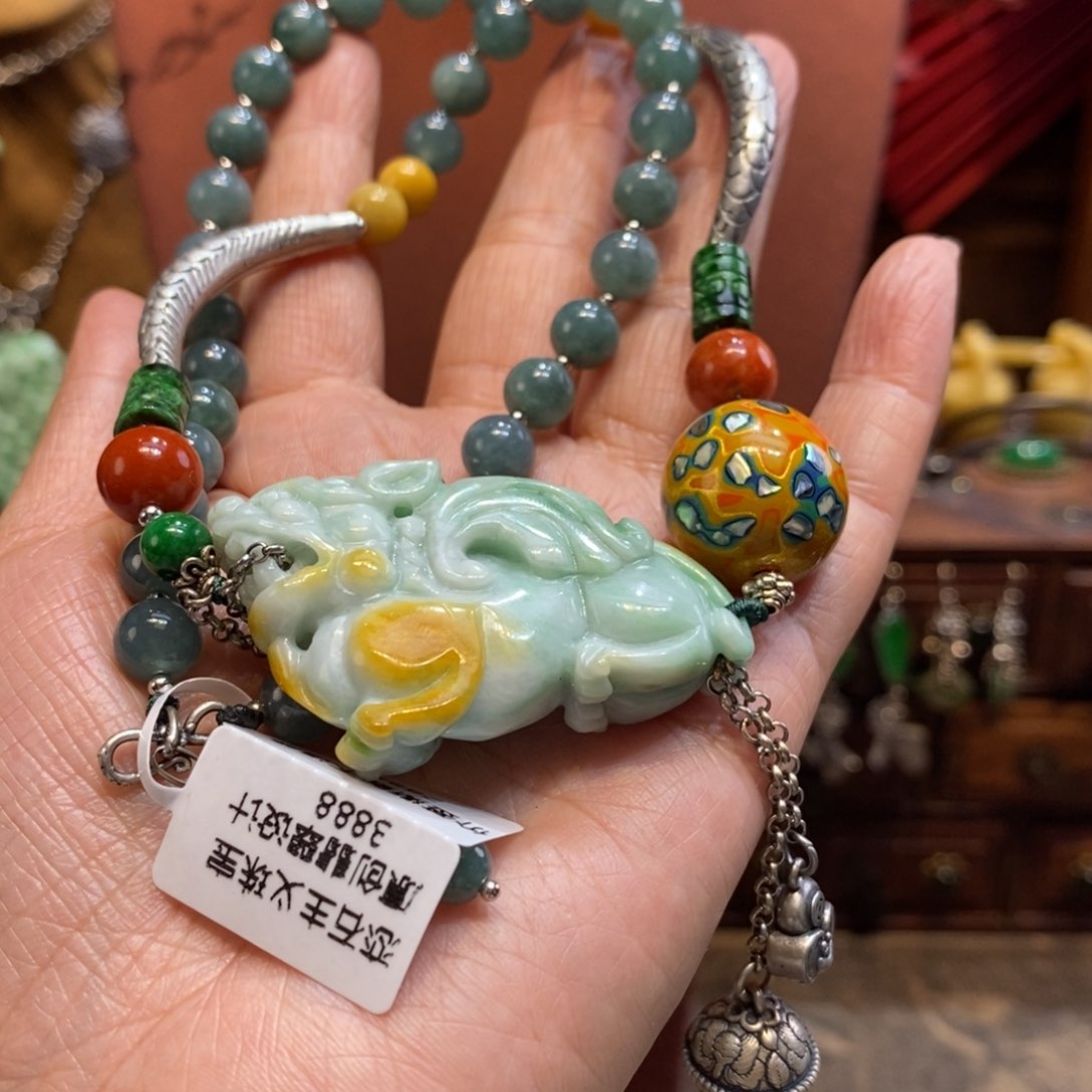 翡翠吊坠(赠链)未镶嵌