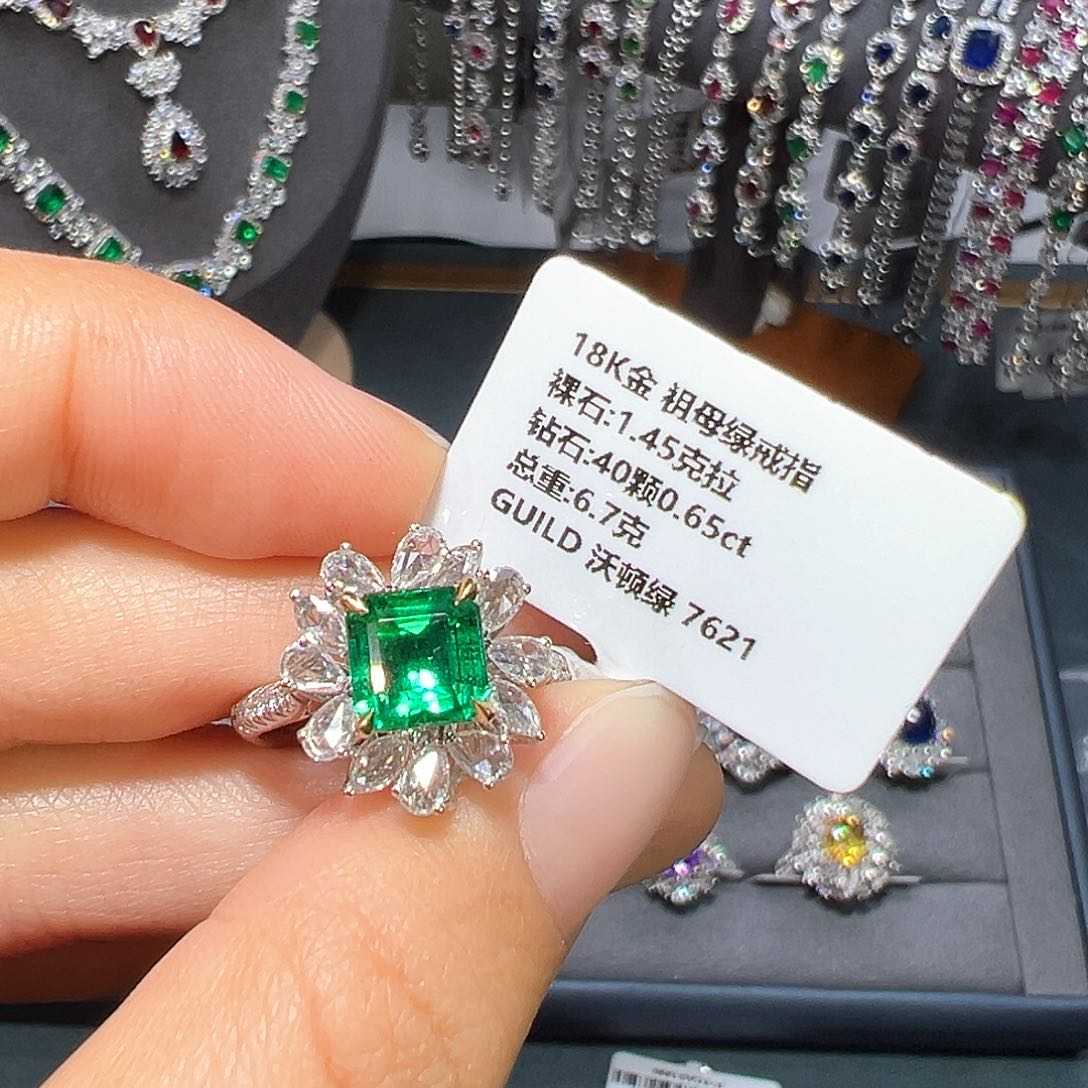 祖母绿戒指18K金镶嵌