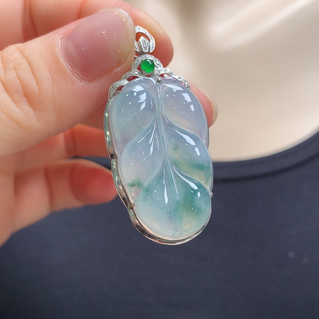 翡翠18K金镶嵌颈饰叶子