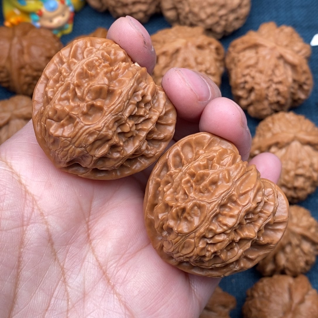 文玩核桃把件40.5老树大红皮桃心宫灯