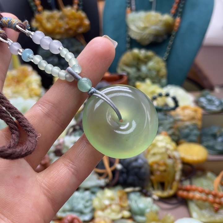 蛇纹石玉未镶嵌颈饰