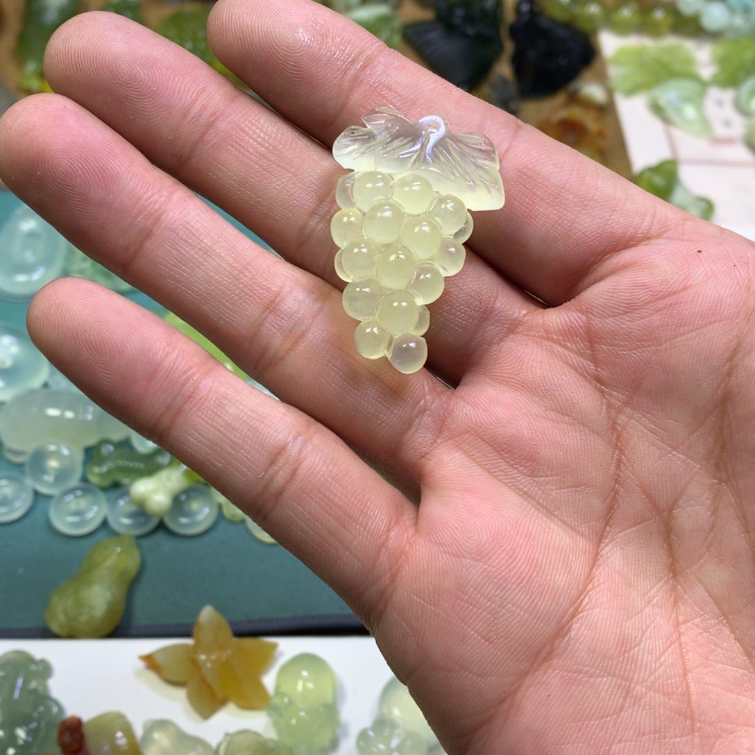 岫玉颈饰未镶嵌葡萄