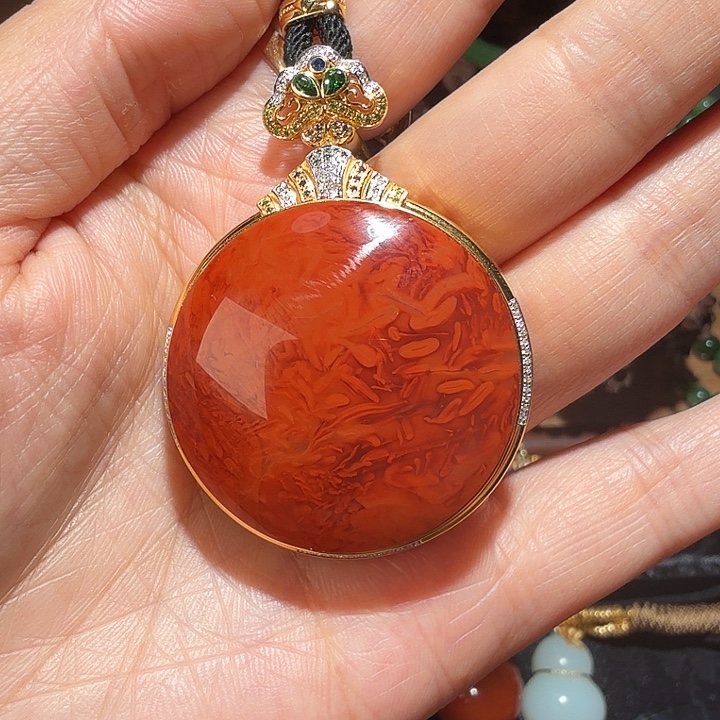 南红玛瑙18K金镶嵌颈饰原矿