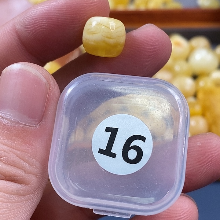 未镶嵌琥珀珠宝奇石