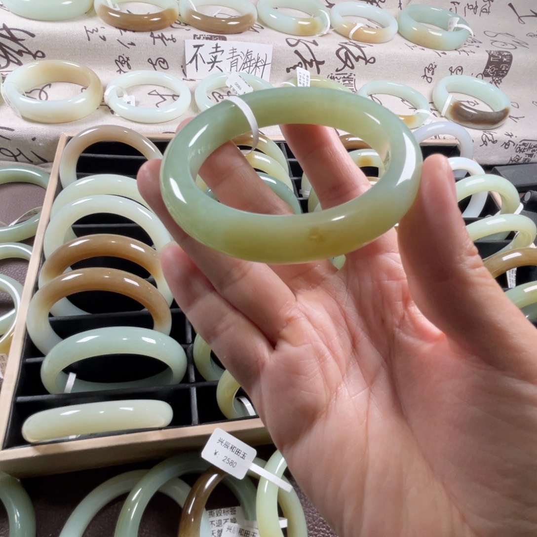 和田玉未镶嵌手镯