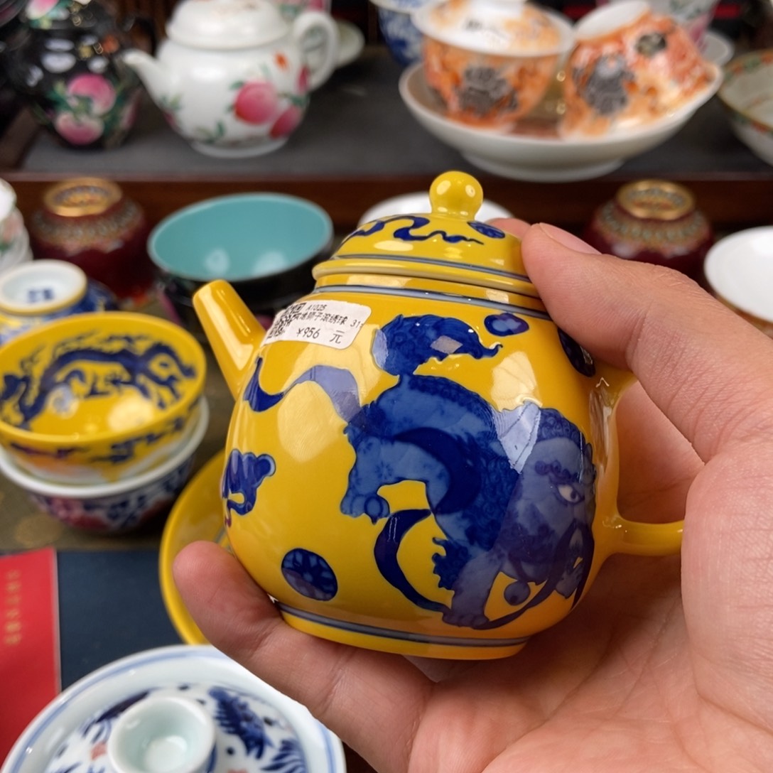 杨*.陶瓷艺术家的作品是一