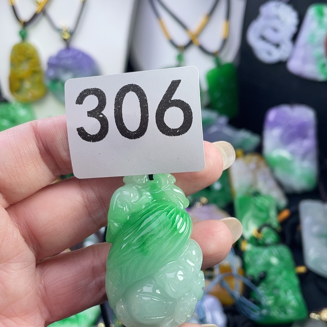 翡翠未镶嵌吊坠(赠链)