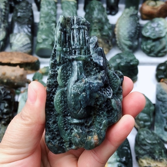 未镶嵌岫岩河磨玉（透闪石质玉）把件