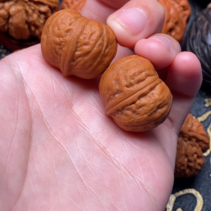 文玩核桃吊坠桃心