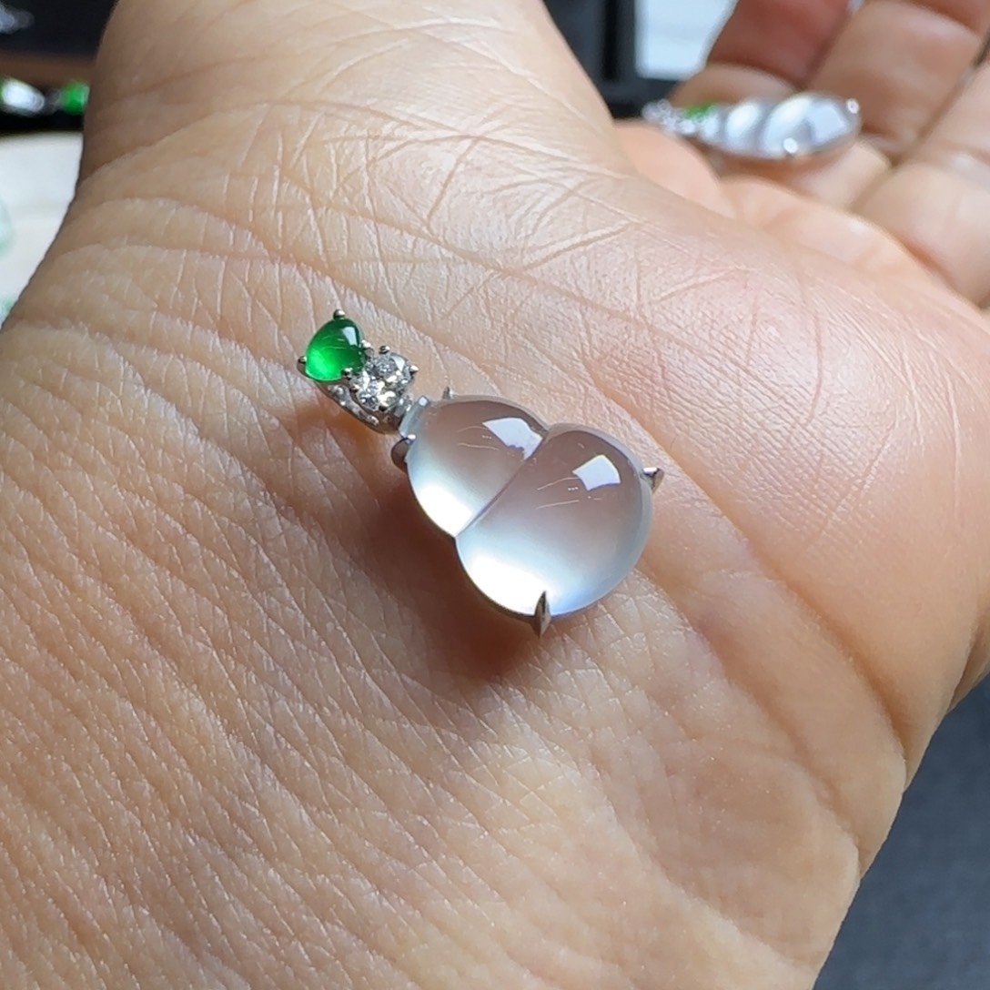 颈饰18K金镶嵌翡翠葫芦