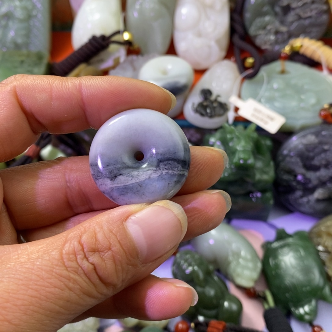 被***柔和田玉未镶嵌颈饰