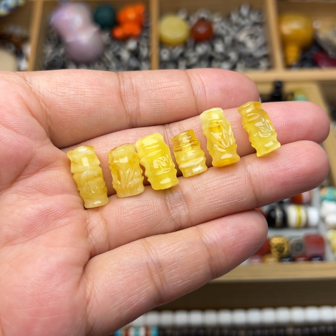 蜜蜡裸石未镶嵌竹节多样性发其中一颗