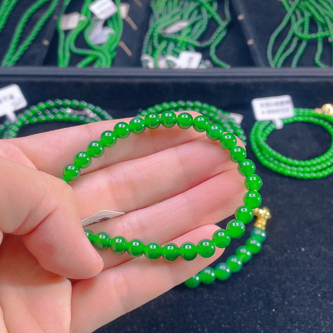 翡翠未镶嵌颈饰     