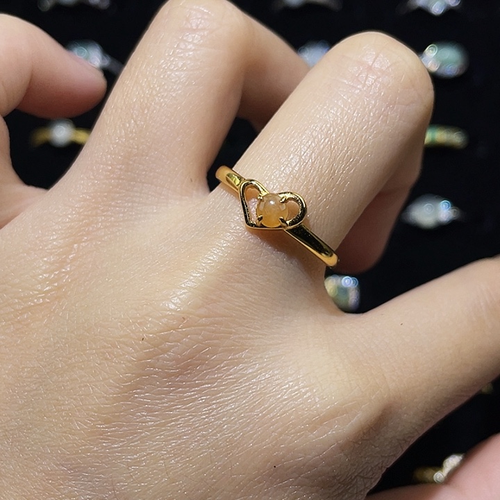 翡翠未镶嵌颈饰戒指