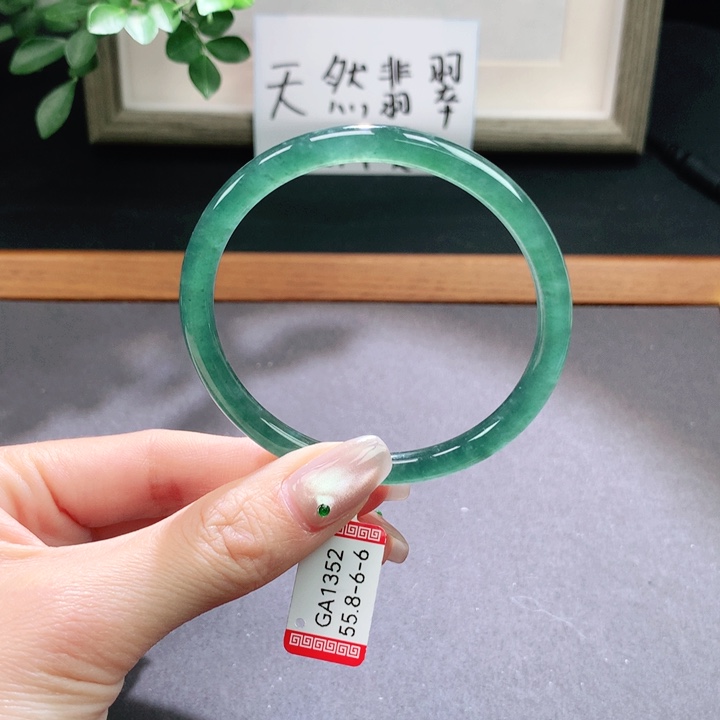 翡翠手镯未镶嵌天然翡翠手镯