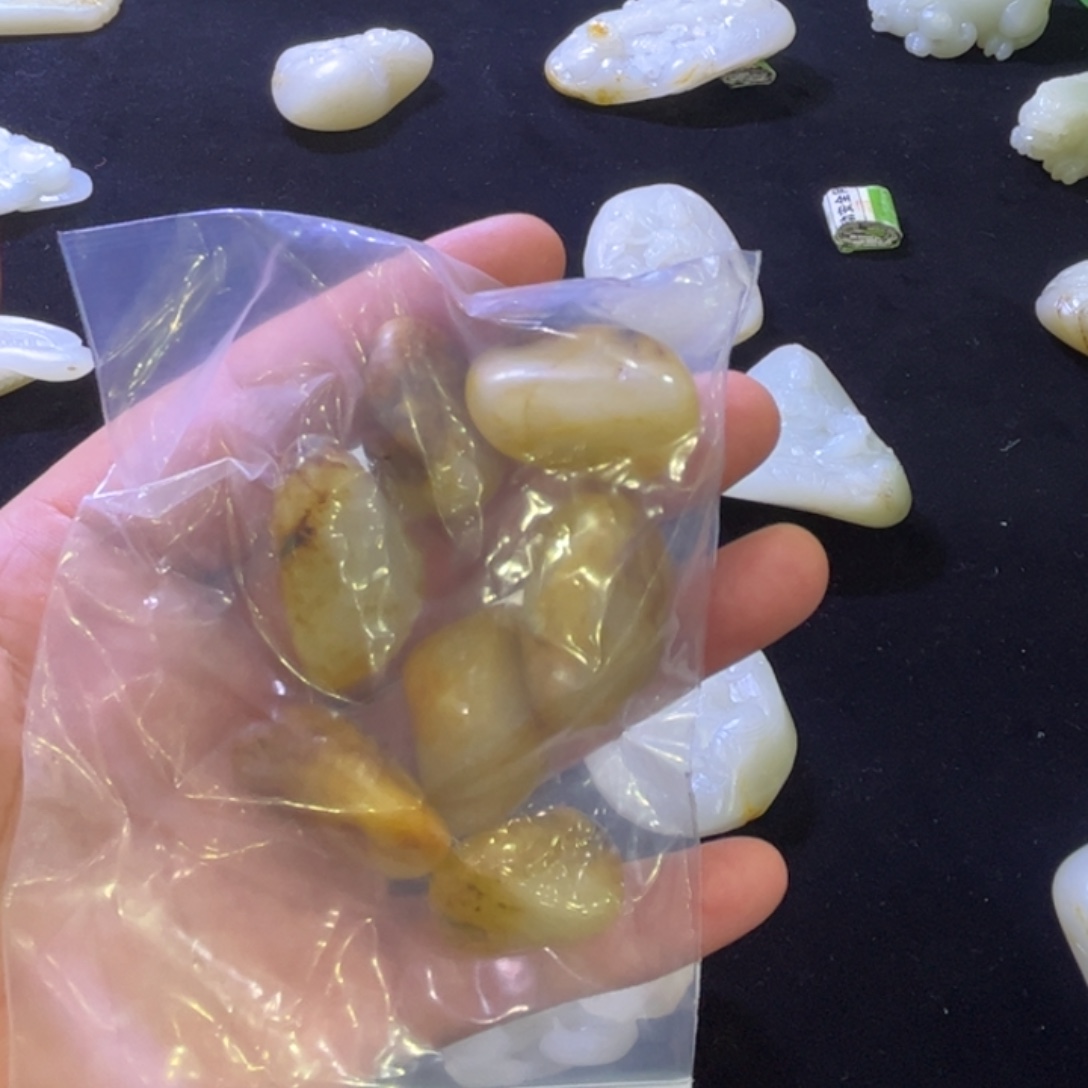 辛***巴和田玉未镶嵌颈饰