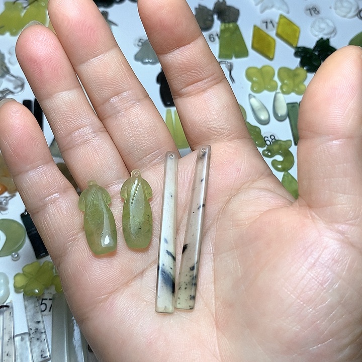 蛇纹石玉未镶嵌耳环