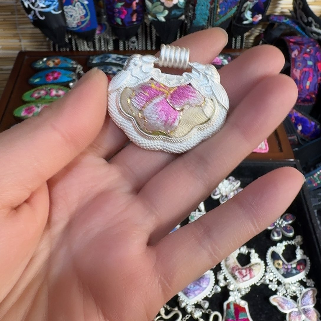 织绣民族风刺绣吊坠