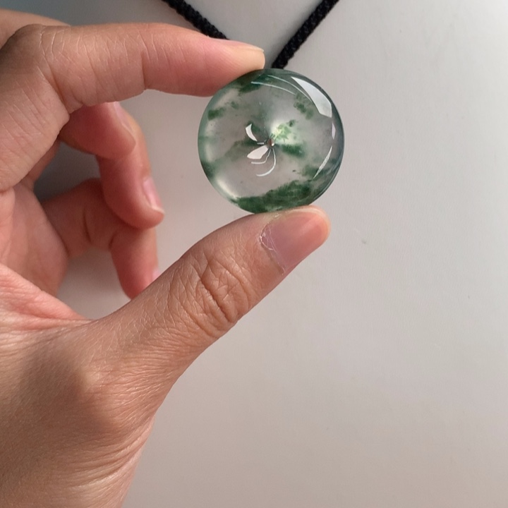 翡翠挂件未镶嵌……