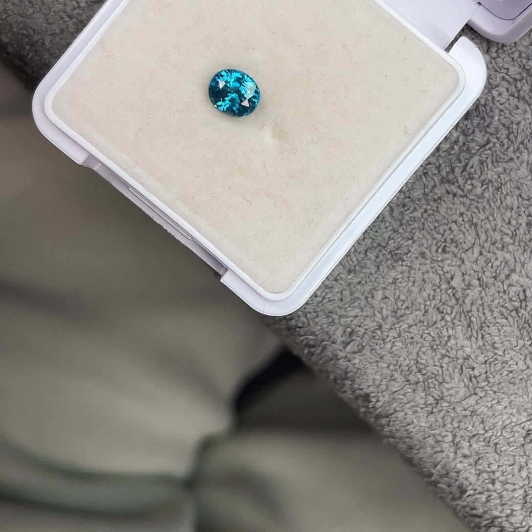 锆石裸石未镶嵌1.45Ct。  