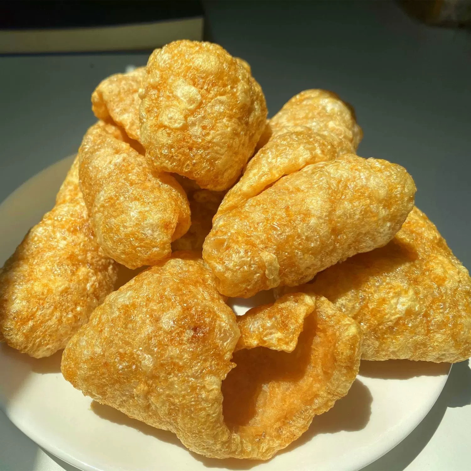 广西马山土猪炸猪皮柴火大铁锅油炸猪肉皮