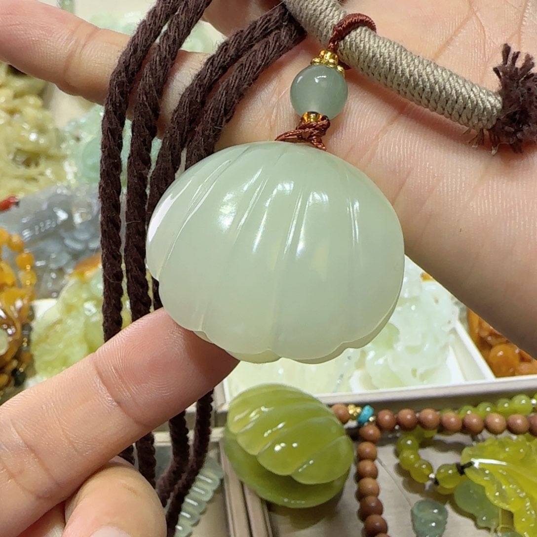 未镶嵌蛇纹石玉吊坠