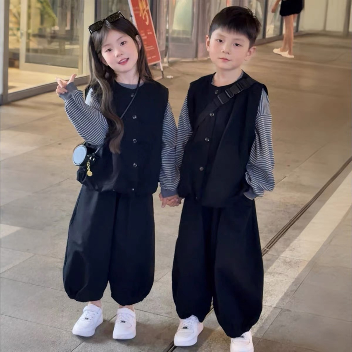 儿童秋季三件套装2025新款男女宝洋气马甲条纹卫衣灯笼裤兄妹姐弟