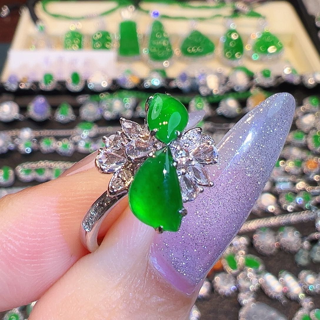 翡翠戒指18K金镶嵌翡翠