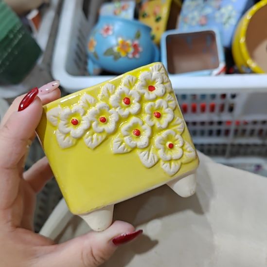 当场拍满15元发货不凑不发，花盆盆口不方不圆有针孔黑点是正常的，