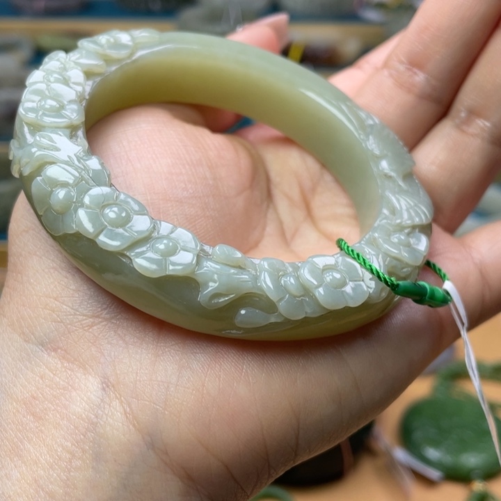 和田玉手镯58圈口。编号79未镶嵌