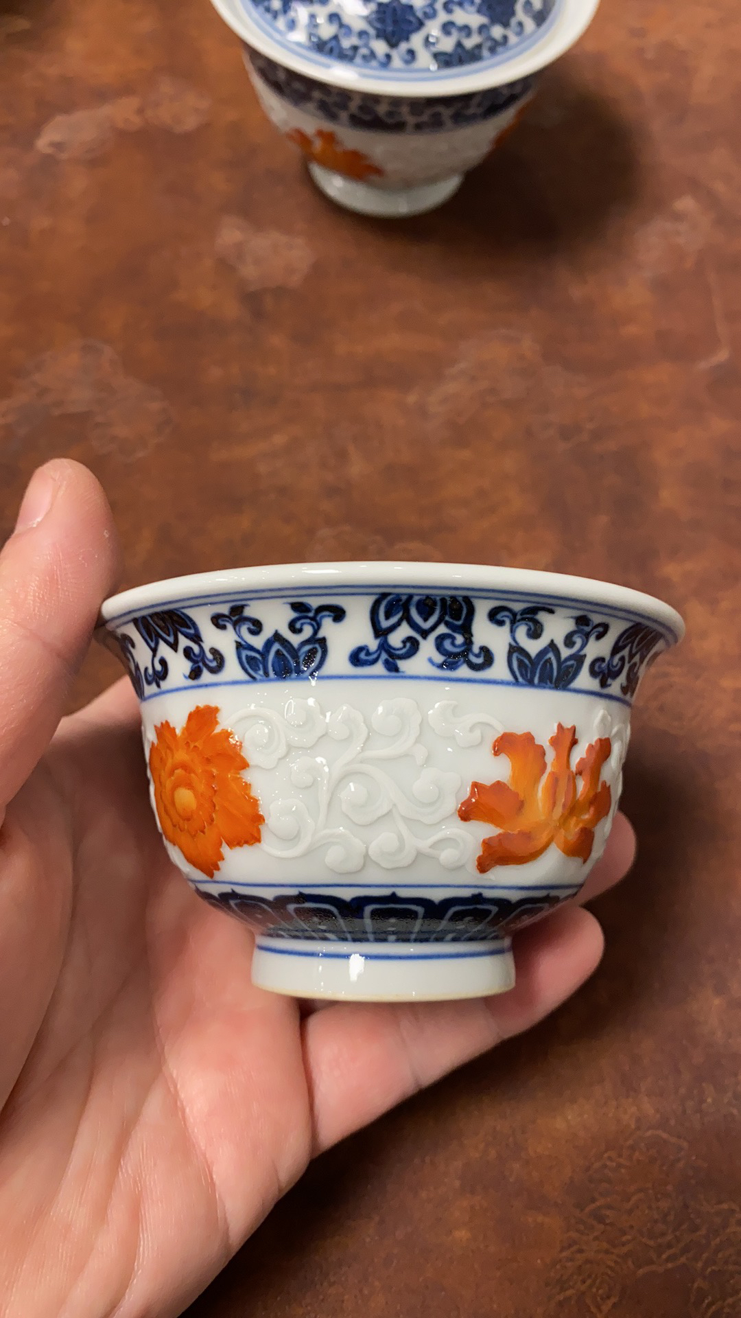 又见春风青花雕刻矾红花卉压手杯