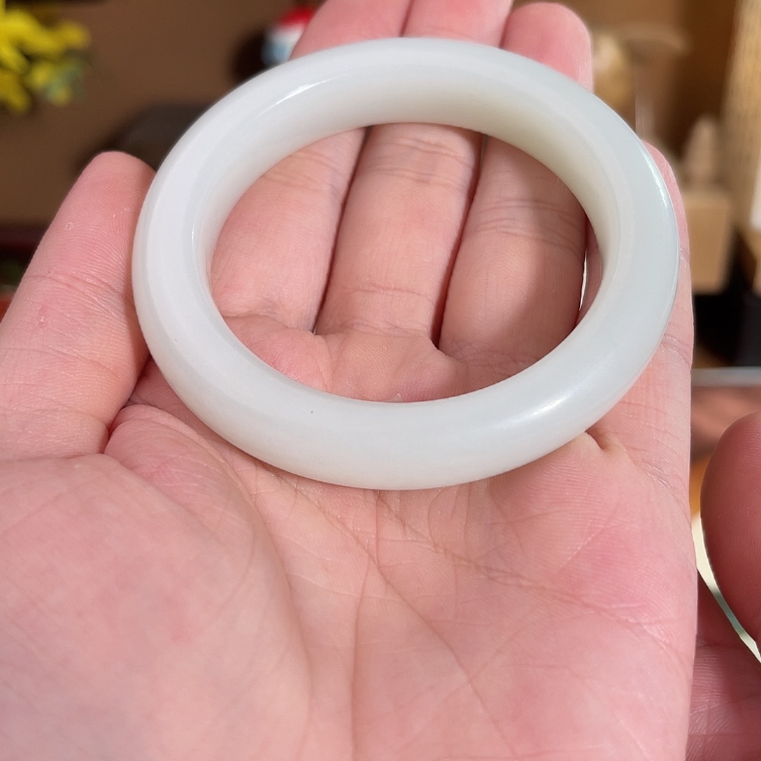 和田玉手镯未镶嵌晚***吗